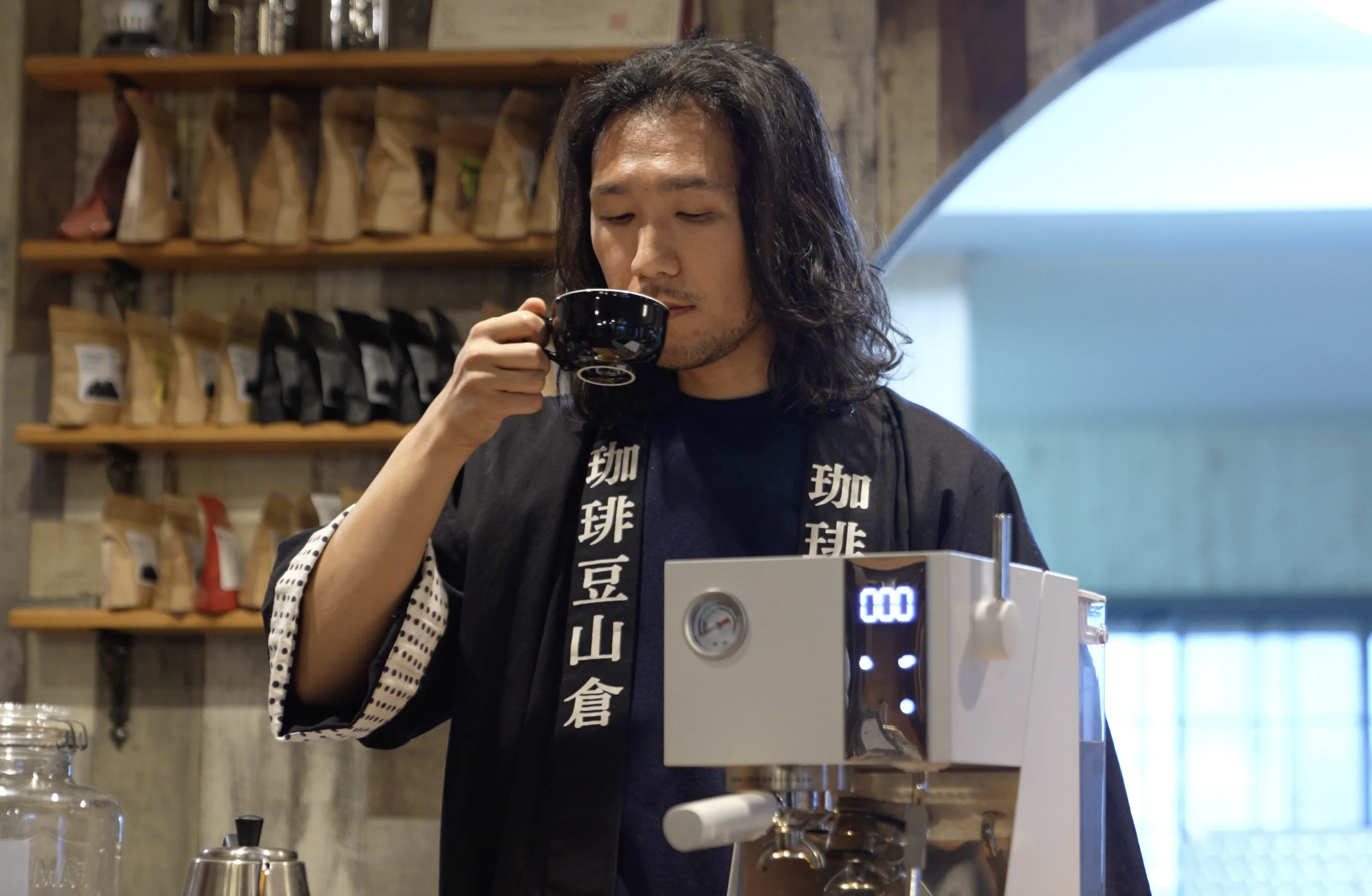 珈琲豆 山倉 Gevi ECMN0 の抽出を見る山倉勇太様
